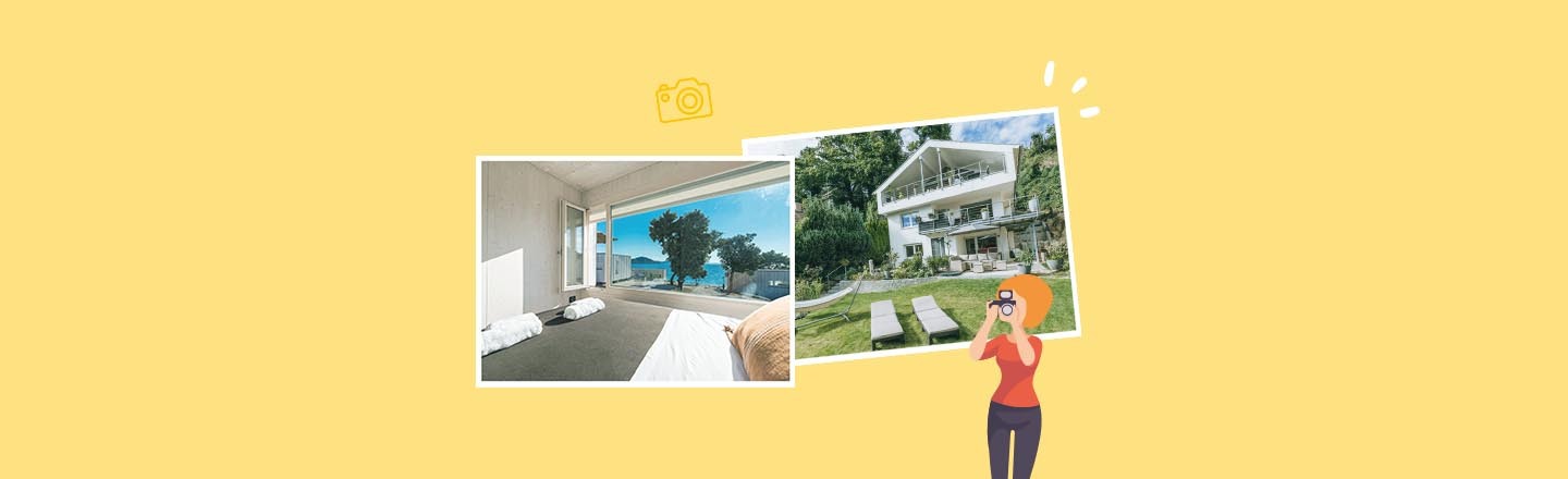 Frau mit Kamera und zwei Fotos von Ferienwohnungen und Ferienhäusern auf gelbem Hintergrund