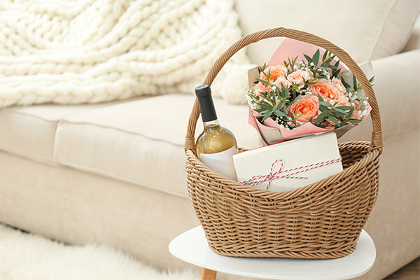 Willkommenskorb mit Wein und Blumen