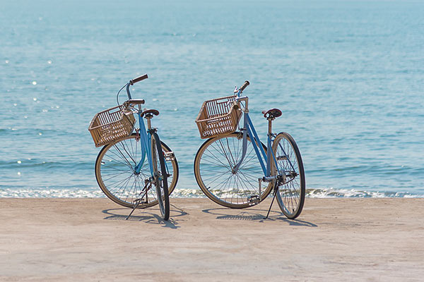 Zwei Fahrräder als nachhaltiges Fortbewegungsmittel am Strand