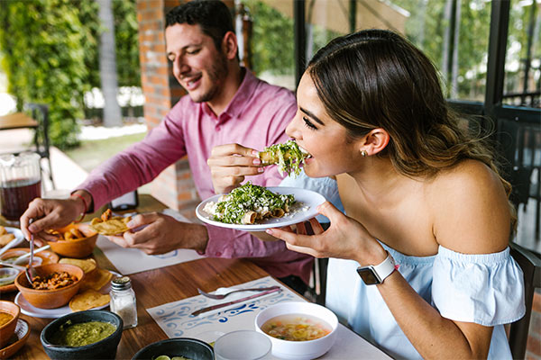 Paar im Restaurant nach Empfehlung aus der Gästemappe