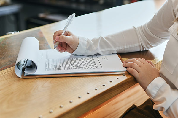 Frau, die eine Checkliste zum Zeitmanagement abhakt