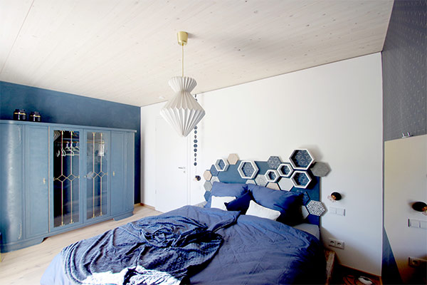 Schlafzimmer mit aufgearbeitetem Schrank in der Ferienwohnung " Wohnen mit Genuss"