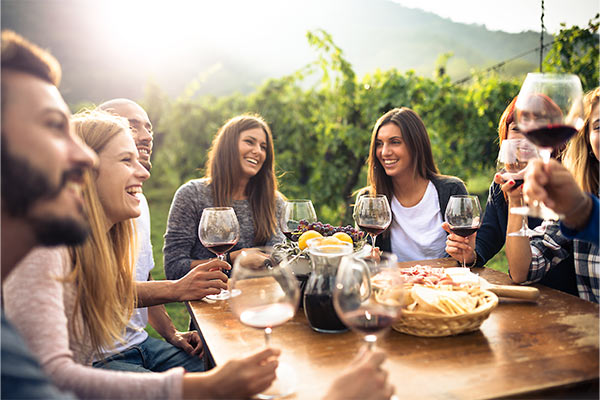 Eine Gruppe von jungen Menschen bei einer Weinverkostung